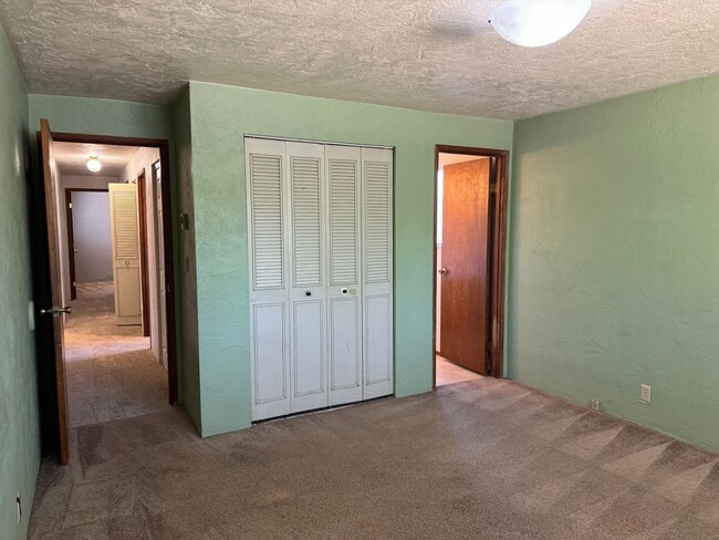Building Photo - 3 bedroom 1.5 bathroom duplex