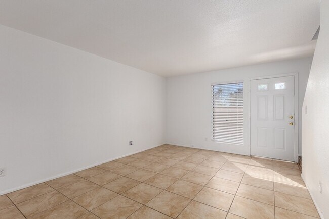 Building Photo - 2 Bedroom townhouse