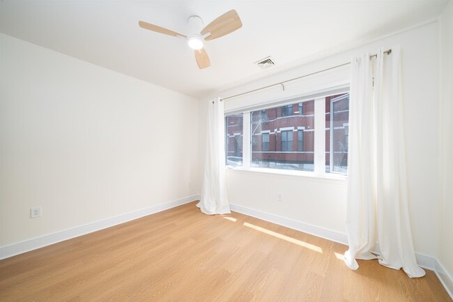 Building Photo - 104 6th St