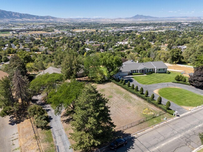 Building Photo - 531 Edgehill Dr