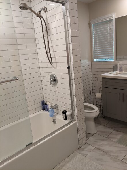 Building Photo - 835 N Raymond Ave