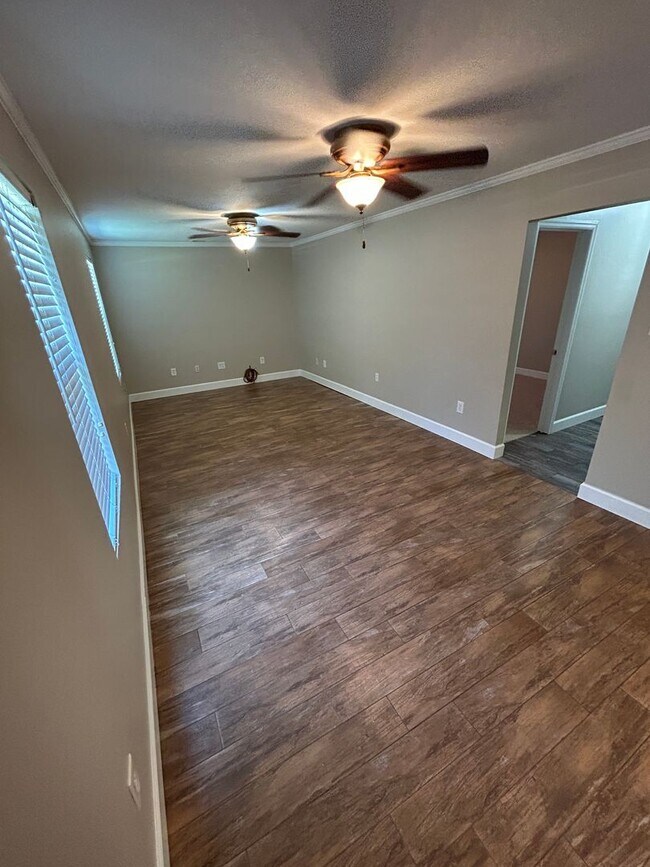 Building Photo - Charming 2 Bedroom/2.5 Bathroom home in Sandfly