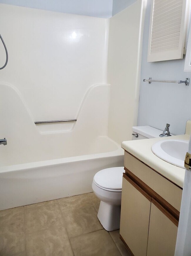 Building Photo - **Newly remodeled kitchen **  2 bedroom, 2bath Isle of Hope home with fenced in backyard and scre...