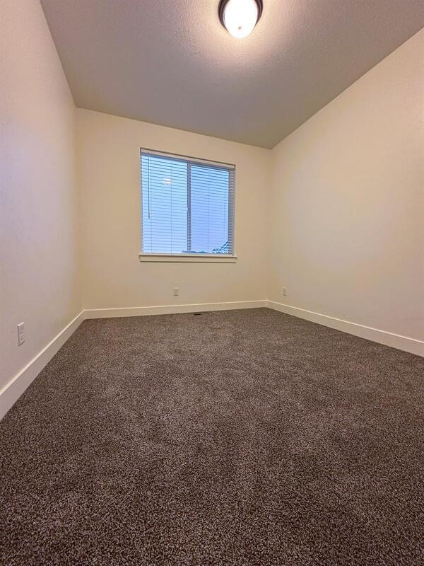 Building Photo - 225 950 E