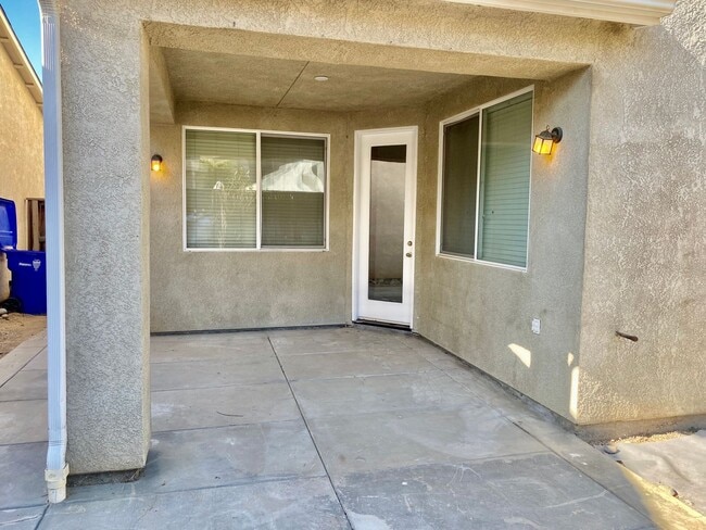 Building Photo - Spacious 4/2.5 off Fig Garden Loop