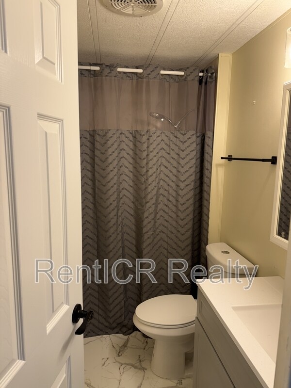 Building Photo - 245 Lake Tarpon Dr