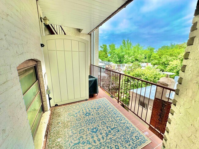Building Photo - Historic Georgetown Sunny 2 Bedroom 1.5 Ba...