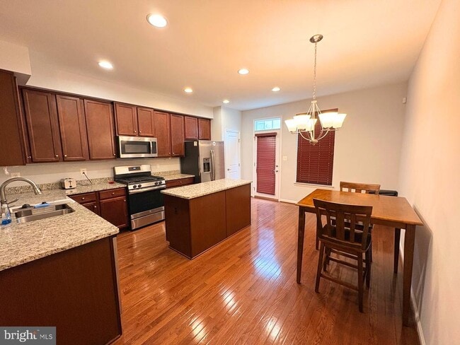 Building Photo - 1718 Featherstone Rd