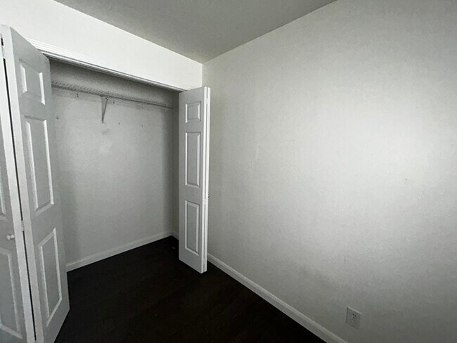 Building Photo - 4-Bedroom, 2-Bath Home in Carriage Hills N...