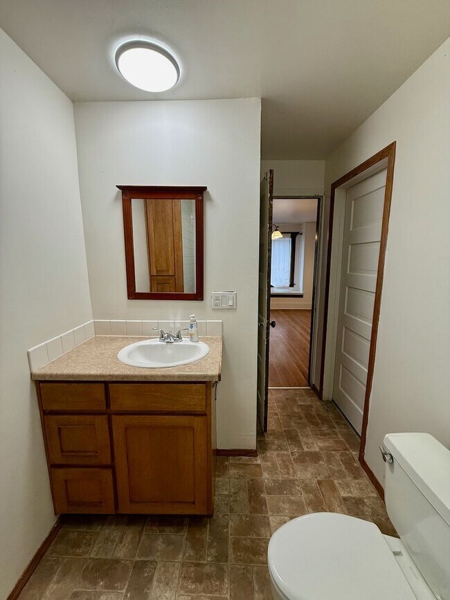 Building Photo - Spacious and Well-Equipped 3 Bed Spokane H...