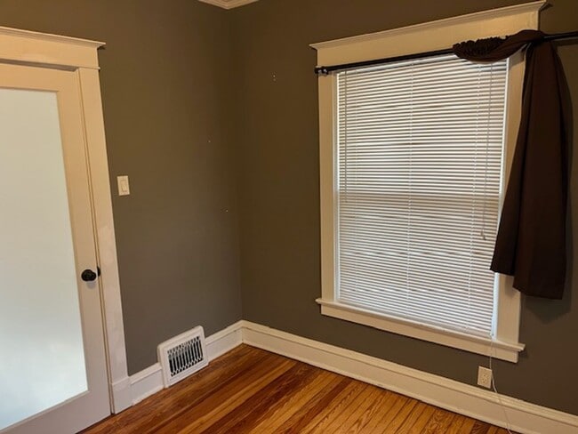 Building Photo - West Plaza Home close shops and entertainment