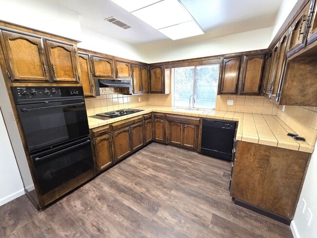 Building Photo - Immaculate 5 Bedroom 2.5 Bath Home Near Visalia Country Club