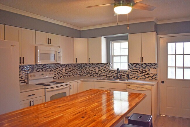 Building Photo - Great home in quiet setting