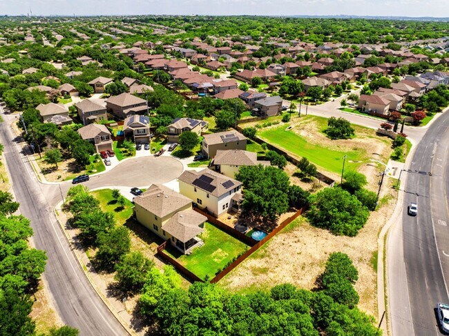 Building Photo - 2 WEEKS FREE RENT w/ 12 Month Lease!!!!!