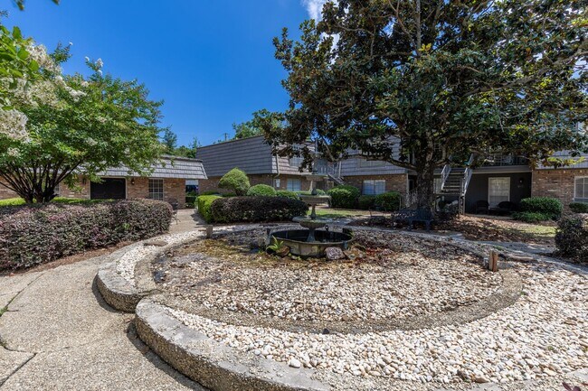 Building Photo - Two Bedroom Condo near downtown Fairhope!