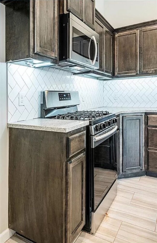 Building Photo - Beautiful 4 Bedroom Home 2 bathroom home!