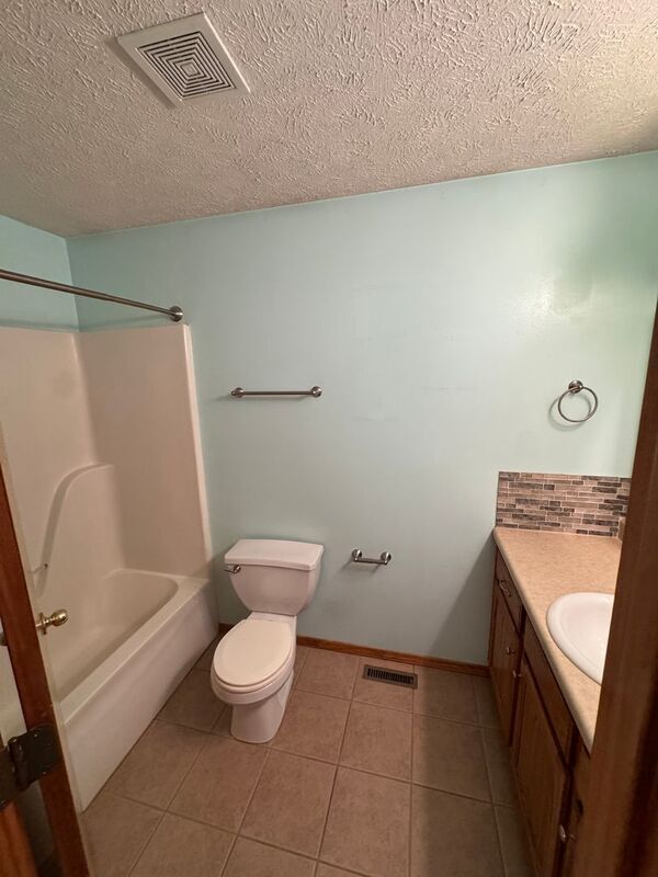 Building Photo - 841 S Hazelnut Ave