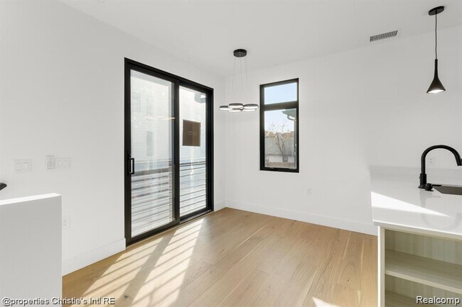Building Photo - 1642 Bagley St