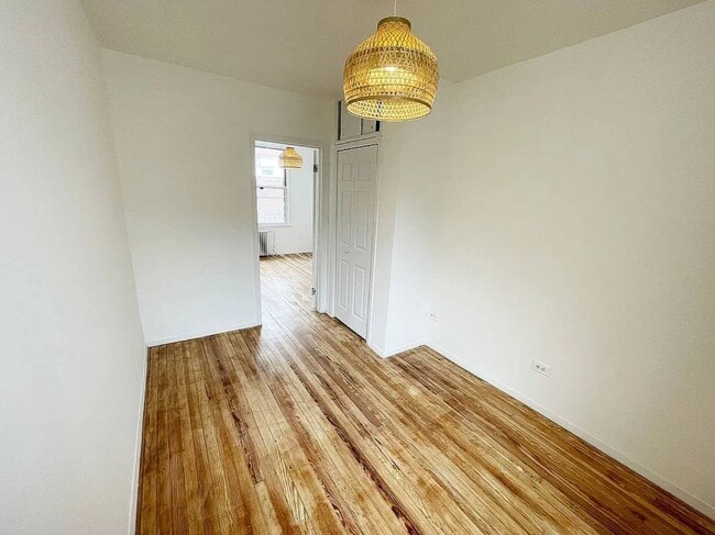 Building Photo - 72-45 60th Ln