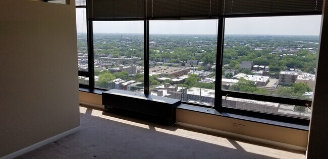 Building Photo - 5445 N Sheridan Rd