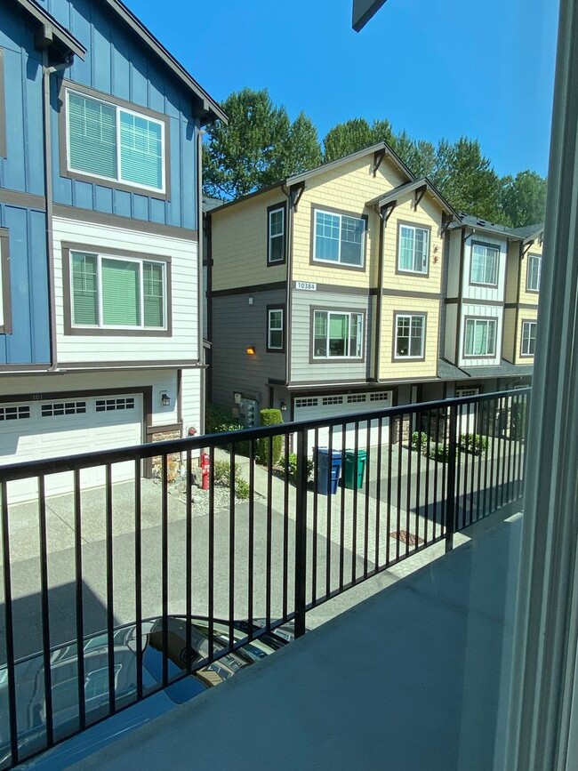 Building Photo - 4 Bed  2.5 Bath Redmond Townhome