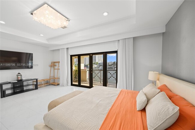 Building Photo - 513 Palm Dr