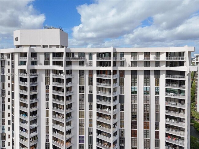 Building Photo - 2000 Towerside Terrace