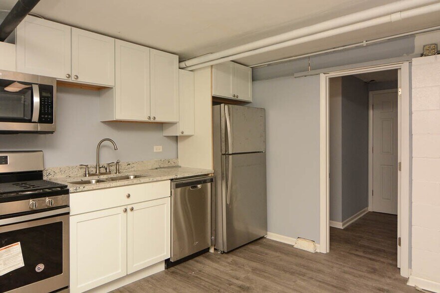 Building Photo - 5534 N Artesian Ave
