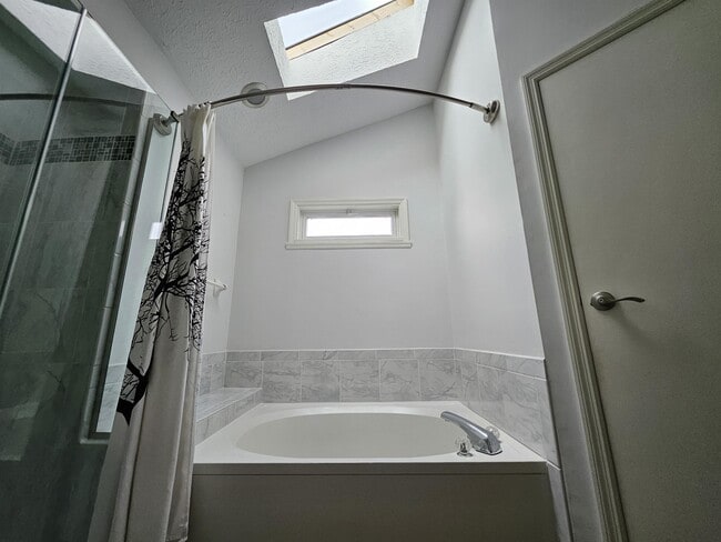 Building Photo - 7645 Bayridge Dr