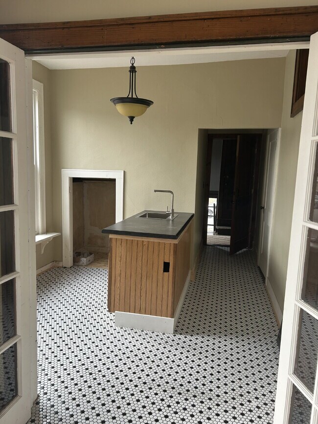 Building Photo - Studio apartment available September 1st i...