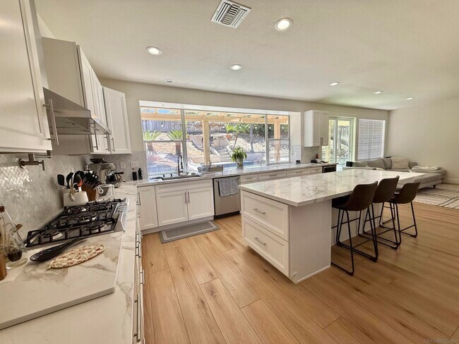 Building Photo - 5006 Palmera Dr