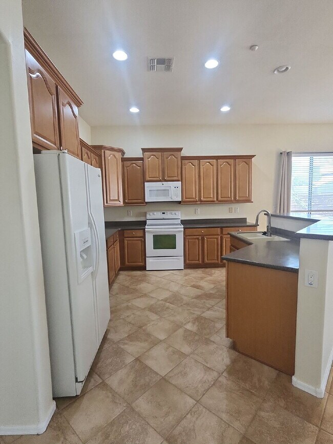 Building Photo - "Charming 3-Bed with 2 Full Baths and 2,162 Sq Ft of Comfort in Vistancia Village Peoria, AZ!"