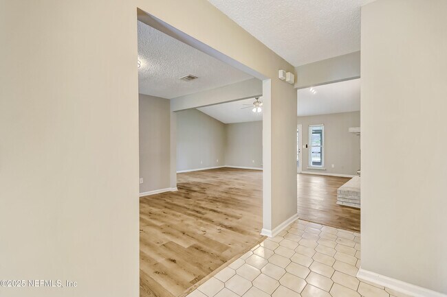 Building Photo - 10855 Mandarin Station Dr W