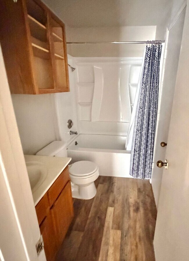 Building Photo - AVAILABLE NOW! - FULLY FURNISHED