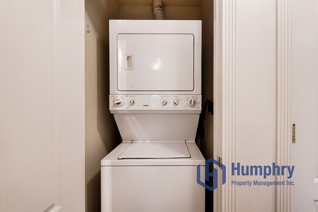 Building Photo - Nampa Fourplex, 2Bd/2Bth/CP, 930Sqft, near Karcher mall off Caldwell Blvd in Nampa