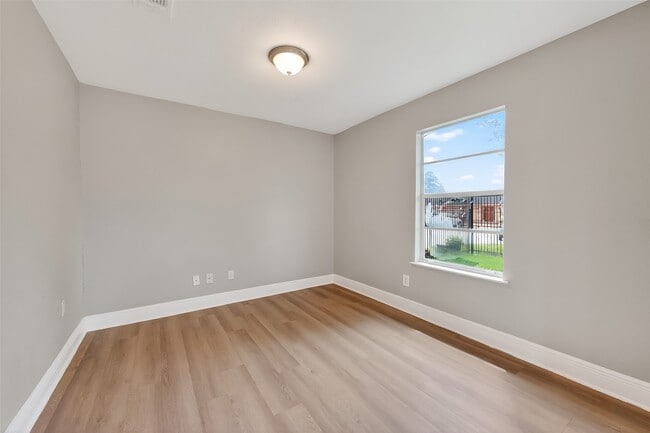 Building Photo - 2446 Mayview Dr