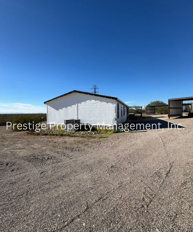 Building Photo - This 4/2 Vail Manufactured Home Is On A 1 Acre Lot!!!