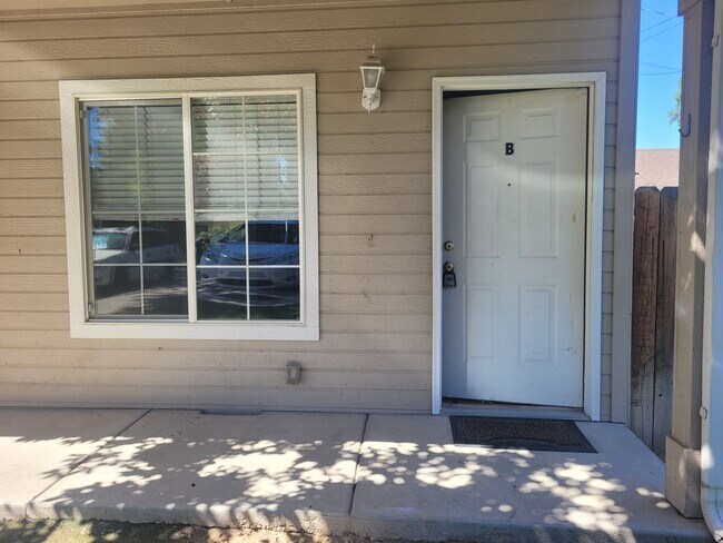 Building Photo - 1415 E Maple St