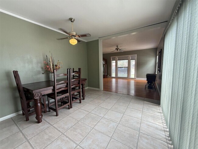 Building Photo - 231 E Live Oak St