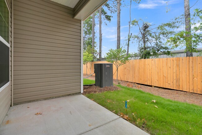Building Photo - 502 Twin Rivers Dr