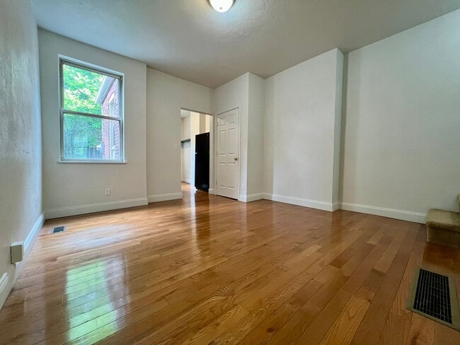 Building Photo - Lovely Two Bedroom Townhome with Hardwood Floors throughout! Washer & Dryer Provided!