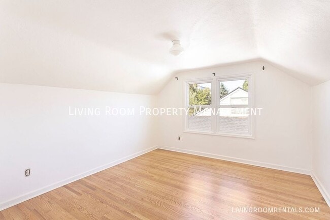 Building Photo - 5026 N Commercial Ave