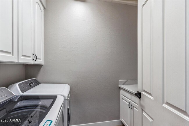 Building Photo - 10695 E Caribbean Ln