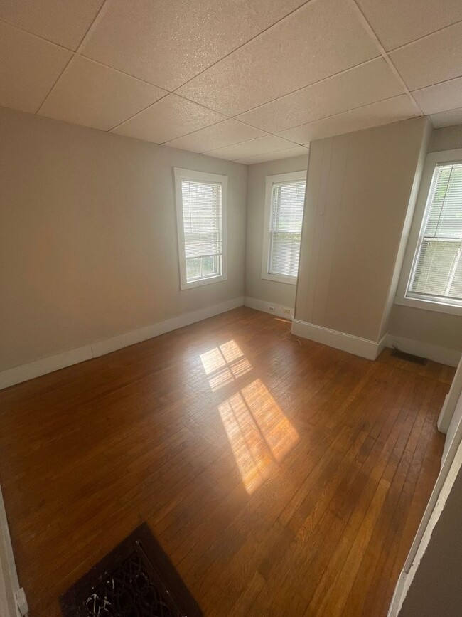 Building Photo - Large 2 bed unit right next to the Commute...