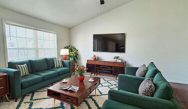 Building Photo - 3 bedroom Duplex with unique floor plan in...