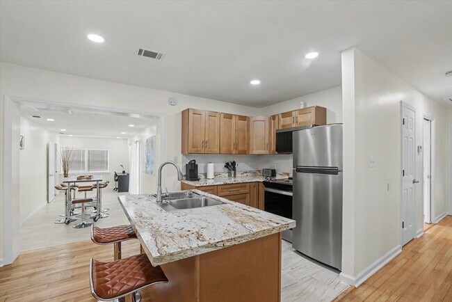 Building Photo - 713 Stafford St