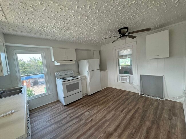 Building Photo - 361 E Main St