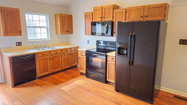 Building Photo - West Knoxville 37923 - 2 bedroom, 2 bath condo - Contact Ryan Fogarty (865) 333-4840