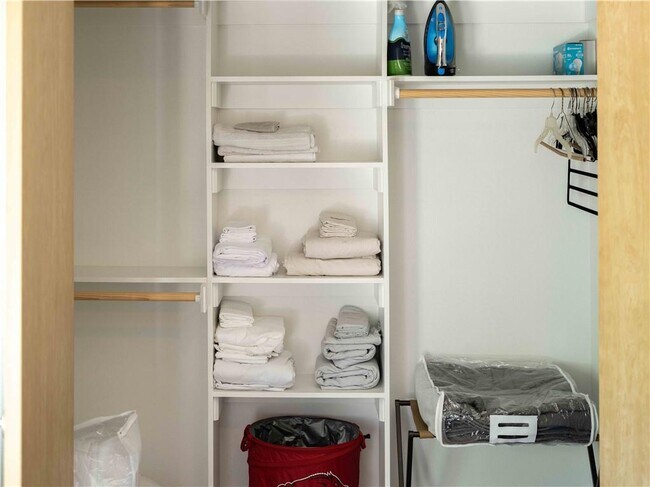 Building Photo - 352 W 5th St