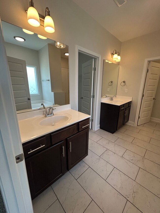 Building Photo - Beautiful 4BR Home in Athens with Bonus Room & Fenced Yard
